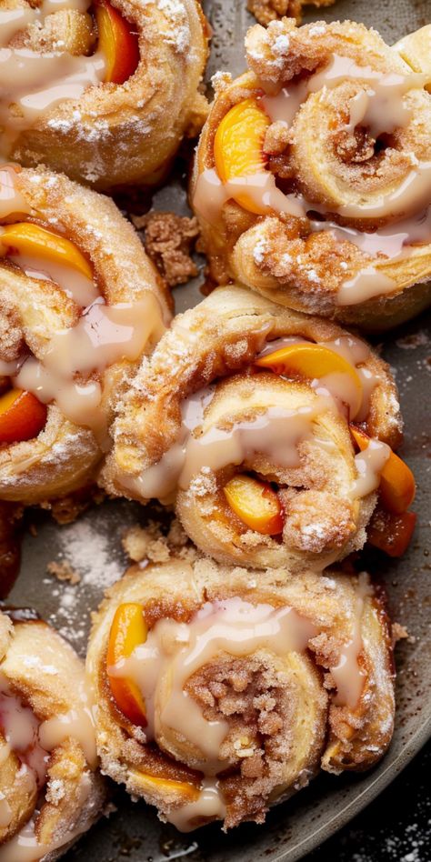 Peach Cobbler Cinnamon Rolls [55 Minutes] – Chasety Peach Cobbler Cinnamon Rolls, Decorações Com Comidas, Cinnamon Rolls Homemade, Peach Recipe, Snacks Für Party, Peach Cobbler, Breakfast Brunch Recipes, How Sweet Eats, Dessert Ideas