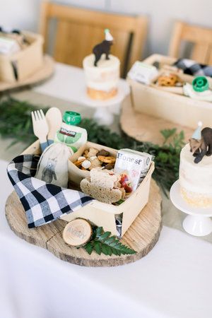 Bear Themed Table Decor, Camp Party Food Ideas, Vintage Camp Birthday Party, Bear Hunt Birthday Party, Charcuterie Board Ideen, Teddy Bear Picnic Birthday Party, Drink Board, Charcuterie Appetizers, Charcuterie Board Ideas