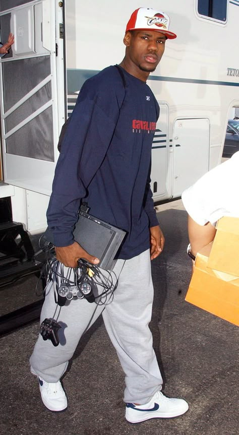 2003, a rookie LeBron James traveling with his PS2 Rookie Lebron, Lebron James 2003, Lebron James Wallpapers, King Lebron James, 00s Mode, Mode Hip Hop, King Lebron, Kobe Bryant Pictures, Michael Jordan Basketball