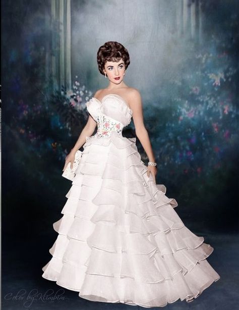 Pretty vintage gown Klasik Hollywood, Hollywood Icons, Actrices Hollywood, Hollywood Glam, Old Hollywood Glamour, Elizabeth Taylor, Moda Vintage, Golden Age Of Hollywood, Brigitte Bardot