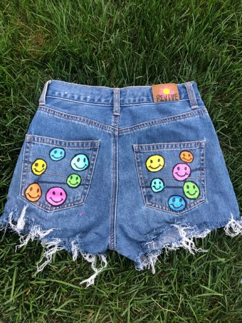 Fabric Paint Jeans Ideas, Painting Jean Shorts Ideas, Painted Shorts Aesthetic, Jean Short Painting Ideas, Jean Shorts Painting Ideas, Painting Shorts Ideas, Pinturas Em Shorts Jeans, Painted Shorts Ideas, Shorts Painting Ideas