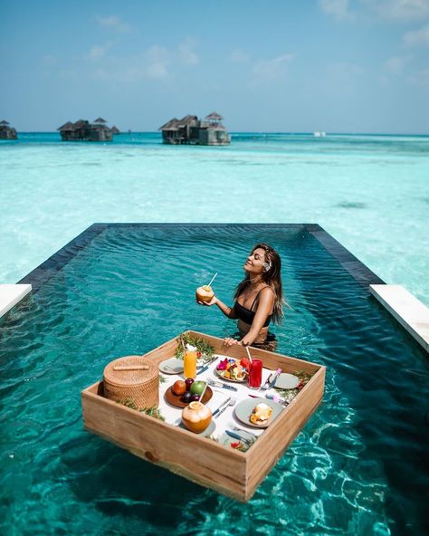 Floating Breakfast, Honeymoon Photography, Inspo Pictures, Infinity Pools, Breakfast Photo, Surviving In The Wild, Overwater Bungalows, Maldives Island, Birthday Stuff