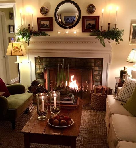 Turn a fireplace into your home's best feature Traditional Style Homes, Cottage Charm, Mirror On The Wall, Country Living Room, Traditional Living, Traditional Living Room, Cool Ideas, Design Living Room, Style At Home