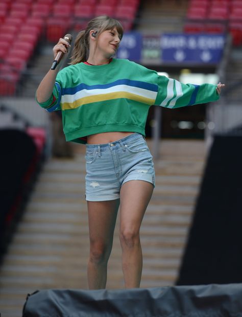 Image Reputation Stadium Tour, Taylor Swift Cute, Estilo Taylor Swift, Swift Photo, Stadium Tour, Taylor Swift Outfits, Taylor Swift Wallpaper, Long Live Taylor Swift, Taylor Swift Fan