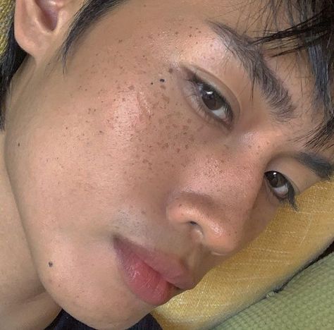 Soft Boy Makeup, Pan Panic, Tan Asian, Boy Makeup, Feminine Features, Tanned Makeup, Retro Photography, Beauty Mark, Pose References