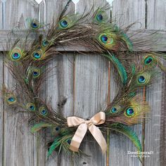 Turn a bouquet of peacock feathers into a beautiful wreath perfect for Autumn! Nature Wreaths, Peacock Aesthetic, Peacock Feather Wreath, Peacock Feather Decor, Peacock Decoration, Diy Peacock, Peacock Feather Art, Peacock Wreath, Peacock Crafts