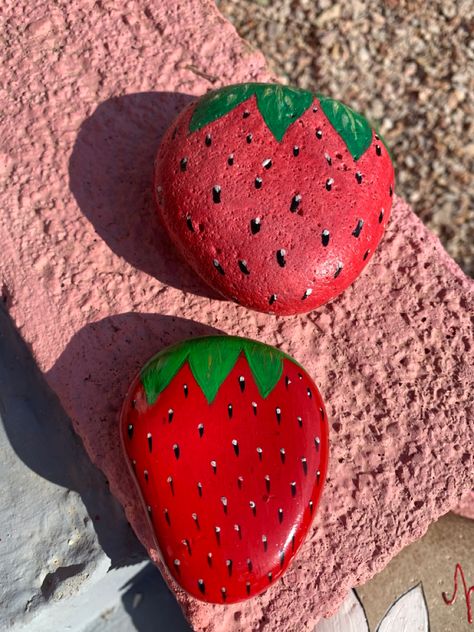 Strawberry Stone Painting, Painted Rocks Ideas For Garden, Painting Rocks Strawberries, Rock Painting Ideas Strawberries, Rock Strawberries Painted Stones, Painted Rocks Strawberries, Rock Painting Strawberry, Rock Inspo Painting, Red Rock Painting Ideas