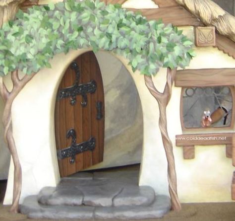 Snow White Door Decoration, Snow White Images, Snow White Cottage, Dolls Display, Disney Themed Rooms, Play Props, Themed Rooms, Stage Props, Storybook Cottage