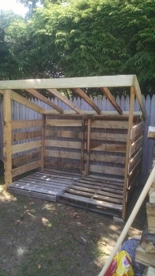 Pallet wood shed Pallet Wood Shed, Pallet Shed, Wood Shed Plans, Firewood Shed, Small Sheds, Diy Shed Plans, Storage Shed Plans, Building A Chicken Coop, Backyard Chicken Coops