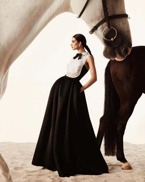 La Cavalière masquée | Luxury Equestrian Style • Founded in 2009 | Page 17 Equestrian Photoshoot, Nima Benati, Luxury Equestrian, Equine Fashion, Horse Photography Poses, Equestrian Aesthetic, Equine Portraits, Horse Inspiration, Horse Fashion