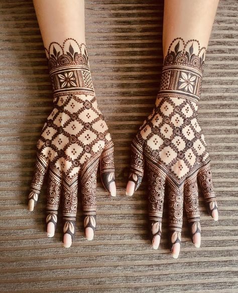 Navratri Drapes, Mehndi Designs New 2024, Minimal Mehendi Designs Front Hand Palm, Elegant Hands, Traditional Mehndi Designs, Traditional Mehndi, Front Mehndi Design, Traditional Henna, Rose Mehndi Designs