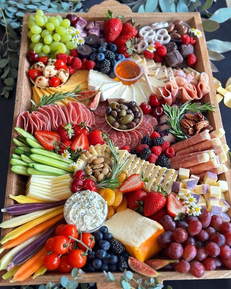 Lox Board, Charcuterie Lunch, Cold Kitchen, Charcuterie Board Meats, Charcuterie Appetizers, Amazing Food Platters, Lake House Food, Decorações Com Comidas, Bistro Food