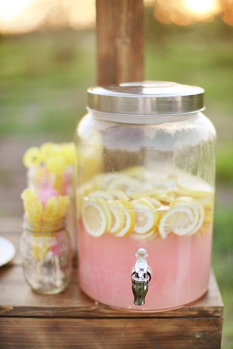 Lemonade Wedding, Pink Lemonade Party, Winter Drink, Garden Bridal Showers, Lemonade Party, Baby Shower Yellow, Summer Bridal Showers, Tea Party Theme, Summer Baby Shower