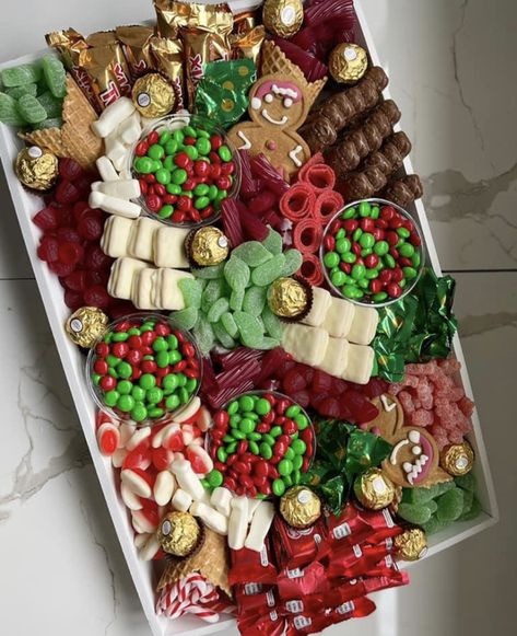 Christmas Table Snacks, Christmas Snack Platter, Christmas Picky Food, Christmas Sweet Platter Ideas, Christmas Sharing Platter, Aussie Christmas Food, Christmas Lolly Platter, Australian Christmas Lunch, Christmas Lunch Australia