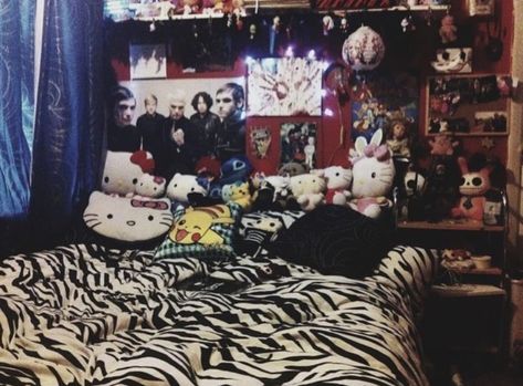 Emo Rooms 2000s, Cute Room Ideas Hello Kitty, 2000s Teenage Room, 2000s Goth Bedroom, Scene Room 2000s, 2000s Scene Bedroom, Emo Scene 2000s Room, 2000s Grunge Bedroom, 2000s Emo Room Ideas