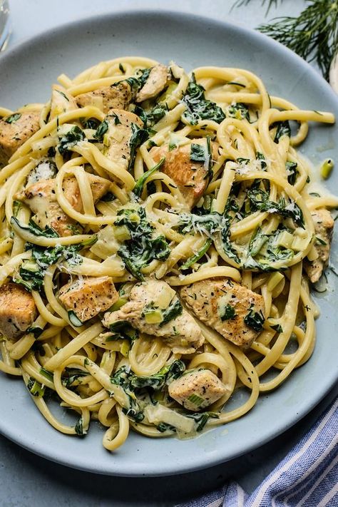 Tender pieces of chicken, with pasta in creamy sauce with spinach, lemon and fresh herbs Chicken And Spinach Pasta, Spinach Leek, Creamy Chicken Spinach Pasta, Chicken With Pasta, Chicken Pesto Pasta Salad, Leek Pasta, Spinach Pasta Recipes, Chicken Spinach Pasta, Summer Pasta Recipes