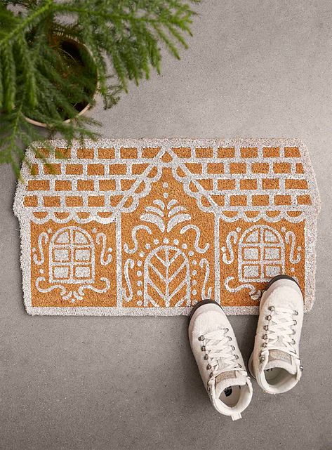 Painted Door Mat, Uni Apartment, Mat Painting, Driving Home For Christmas, Painted Door, Holiday Deco, Beauty Products Gifts, Traditional Christmas Decorations, Holiday Inspo