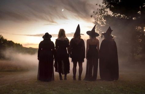 Witch Shoot, Halloween Shot Ideas, Girlfriends Photoshoot, Fantasy Photoshoot, Witch Photos, Crazy Costumes, Halloween Photography, Kodak Moment, Look At The Moon