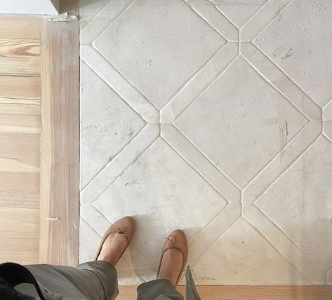 Neutral Tile Entryway, Bathroom With Marble Floor Tile, Concrete Floors Tiles, Tiles Floor Entrance, Classic Tile Kitchen Floor, Entry Hall Flooring Ideas, Mudroom Floor Tiles, Classic Tile Flooring, Marble Floor Tile Pattern