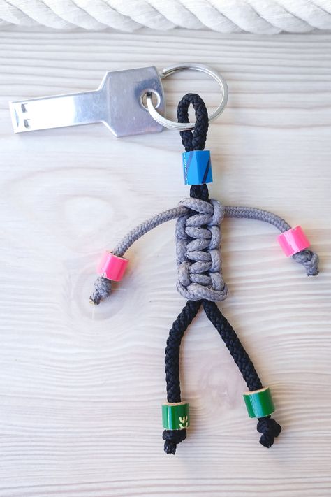 How to make a Paracord Buddy Keychain Diy Keychain Ideas Easy, Diy Keychain Ideas, Paracord Buddy, Keychain Men, Paracord Diy, Keychain Ideas, Paracord Keychain, Paracord Projects, Forest School