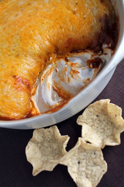 The BEST 3 ingredient Chili Cheese Dip! This stuff is super addicting! Beanless Chili, Chili Cheese Dip, Chili Cheese Dips, Cheese Bake, Fingerfood Party, Bowl Recipes, Chili Cheese, Pie Pan, Think Food