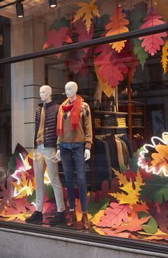 Fall Store Window Displays, Fall Store Displays, Boutique Window Displays, Autumn Window Display, Spring Window Display, Store Front Windows, Fall Windows, Window Display Retail, Decoration Vitrine