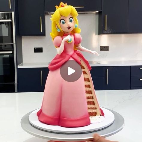 Rosalina Birthday Cake, Princess Cake Videos, Princess Peach Cake Birthdays, Pastel Princesa Peach, Disney Princess Cake Ideas, Peach Birthday Cake, Baby Doll Cake, Princess Peach Cake, Princess Peach Birthday Party