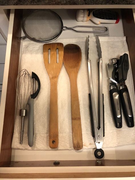 How to Create Your Own Minimalist Kitchen - This Mama Blogs Organisation, Kitchen Rehab, Kitchen Tools Organization, Kitchen Set Up, Stainless Steel Pans, Minimal Living, Eating Utensils, Appliances Kitchen, Vie Motivation