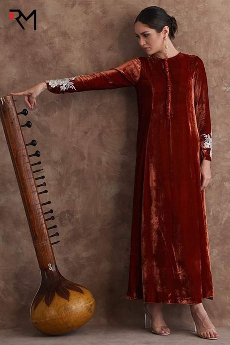 Velvet Pakistani Dress, Velvet Dresses Outfit, Velvet Suit Design, Kaftan Designs, Silk Pant, Velvet Dress Designs, Mode Kimono, Pakistani Dresses Casual, Velvet Clothes