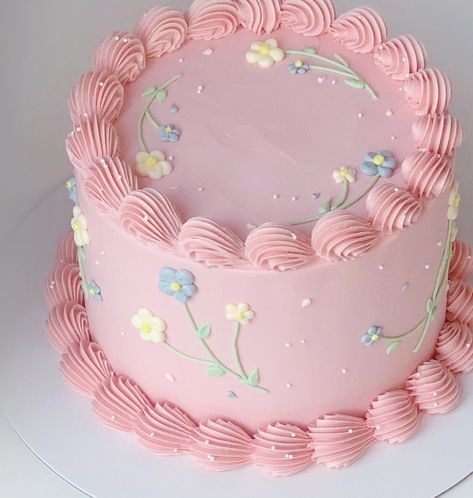 Simple Vintage Cake Pink, Cute Circle Cakes, Pink Cupcake Aesthetic, Simple Pink Cake Design, Cute Birthday Cakes Pink, Vintage Cake Round, Pink Cakes For Girls Birthday, Pink Circle Cake, Pastel Pink Birthday Cake