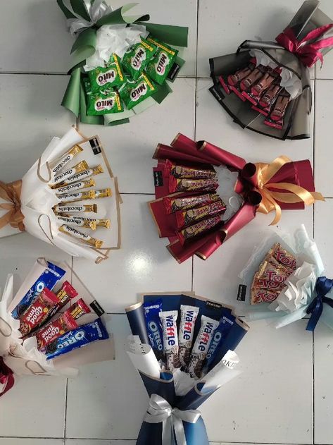 Bucket Snack Graduation, Bucket Jajan, Buket Graduation, Bucket Balon, Snack Bucket, Snack Bouquet, Food Bouquet, Bucket Ideas, Candy Bouquet Diy