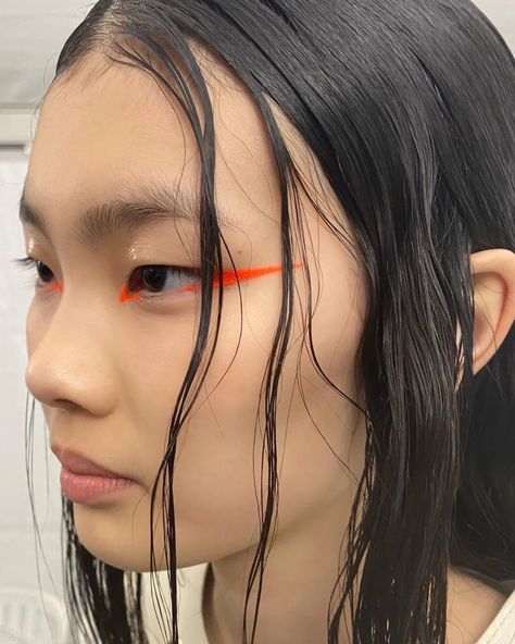 The 6 Biggest Beauty Trends of Paris Fashion Week Spring 2022 | Vogue Punk Eye Makeup, Wet Look Hair, Disco Glam, Colored Eyeliner, Beauty Hair Makeup, Kesha, Body Glitter, Glossy Lips, Makati