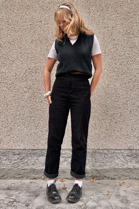 Dark Green Courderoy Pants Outfits, Black Coudroy Pants Outfit Women, Black Cordoury Pants Outfits, Navy Courderoy Pants Outfits, Black Curdory Pants, Teacher Outfits Masc, Black Courdory Pants Outfits Winter, Black Cords Outfit, Black Courderoy Pants Outfit Women