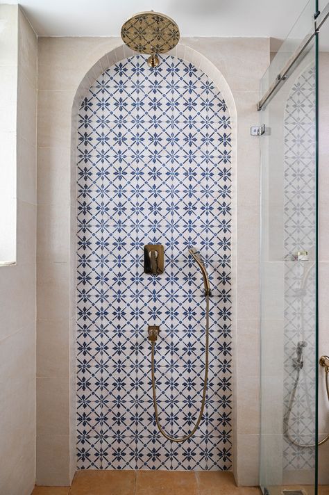 Mediterranean Bathroom Ideas, Ideas De Piscina, Spanish Bathroom, Apartment Simple, Mediterranean Bathroom, Moroccan Bathroom, Mediterranean Interior Design, Mediterranean Interior, Glam Living Room