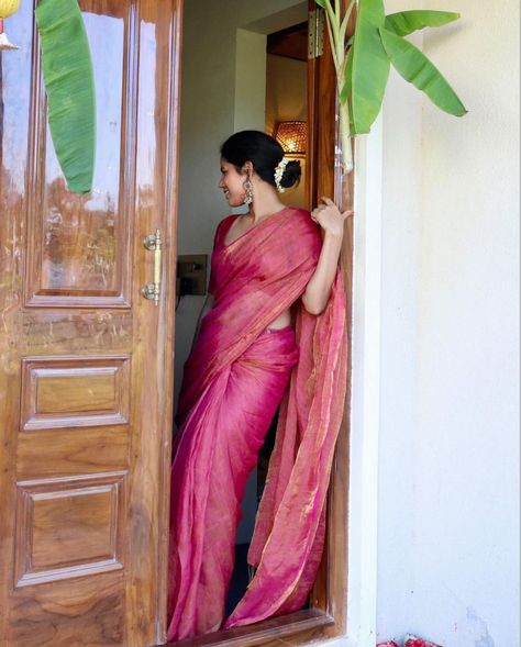 Zari Saree, Saree Wearing, Saree Wearing Styles, Simple Saree Designs, Indian Sari Dress, Rani Pink, Modern Saree, Saree Poses, Desi Fashion Casual