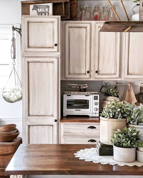 Embracing the Charm of Farmhouse Kitchen Cabinets: A Professional Designer’s Insights Cream Farmhouse Kitchen, Cream Farmhouse, Distressed Kitchen Cabinets, Diy Kitchen Cabinets Makeover, Antique White Kitchen Cabinets, Antique Kitchen Cabinets, Diy Kitchen Cabinets Painting, Kitchen Cabinet Inspiration, Antique White Kitchen