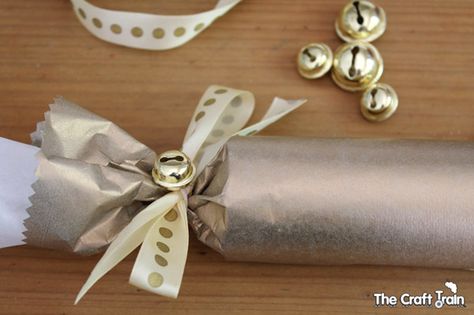 Make Christmas Crackers, Homemade Christmas Crackers, How To Make Crackers, Diy Christmas Crackers, Party Crackers, Favors Diy, Christmas Crackers, Craft Sale, Winter Crafts