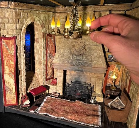 Harry Potter diy miniatures Harry Potter Dollhouse, Harry Potter Common Room, Miniature Harry Potter, Miniature Chandelier, Harry Potter Book Nook, Room Diorama, Diorama Diy, Harry Potter Library, Diorama Project