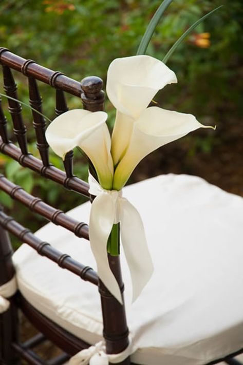 Wedding Flowers: Calla Lily | Woman Getting Married Calla Lillies Wedding, Calla Lily Wedding Flowers, Calla Lily Wedding, Aisle Flowers, Lily Wedding, Diy Wedding Bouquet, Silk Flowers Wedding, Festa Party, Diy Wedding Flowers