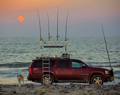 THAT's a fishing truck, Surf fishing done right! :) Pesca In Mare, Fishing 101, Fishing Shop, Sand Surfing, Surf Fishing, Shark Fishing, Fishing Rigs, Sea Kayaking, Fishing Adventure