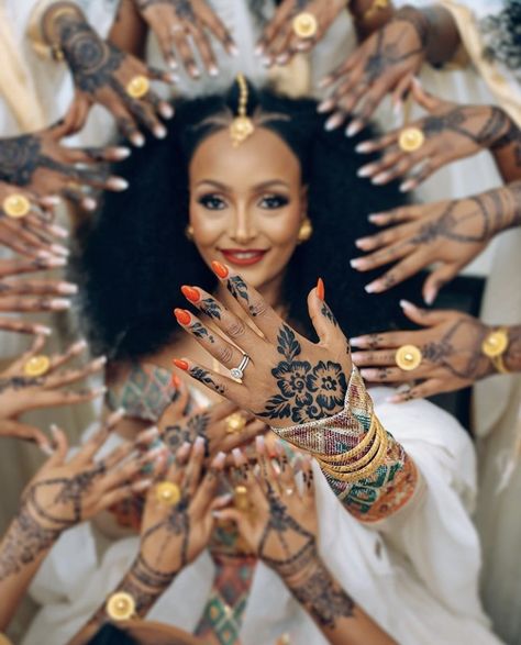 Eritrean Wedding, Aesthetic Henna, Habesha Culture, Mehndi Tattoos, Habesha Wedding, African Aesthetic, Bride Aesthetic, Wedding Group Photos, Ethiopian Jewelry