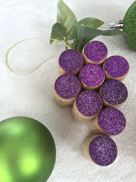 Wine Cork Grapes, Wine Cork Grape Cluster, Wine Cork Table, Wine Cork Christmas Tree, Cork Crafts Christmas, Cork Christmas Trees, Wine Cork Diy Crafts, Wine Cork Projects, Wine Cork Ornaments