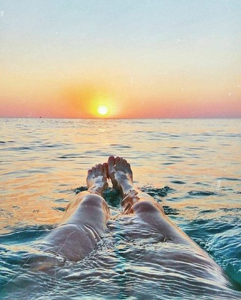 Best Beach Poses, Fun Beach Pictures, Beach Pictures Ideas, Find Aesthetic, I Funny, Beach Poses By Yourself Photo Ideas, Beach Mermaid, Cute Beach Pictures, Poses By Yourself