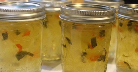 Pepper Jelly Recipes, Jalapeno Jelly, Hot Pepper Jelly, Apple Jelly, Jam Recipes Homemade, Jelly Recipe, Jalapeno Peppers, Wine White, Diced Apples