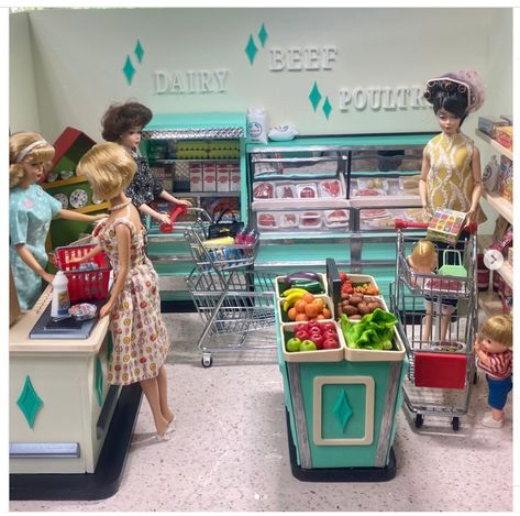 Barbie Grocery Store, Store Diorama, Barbie Instagram, Office Food, Vintage Grocery, 60s Toys, The Blonds, Dolly World, Transitional Exterior