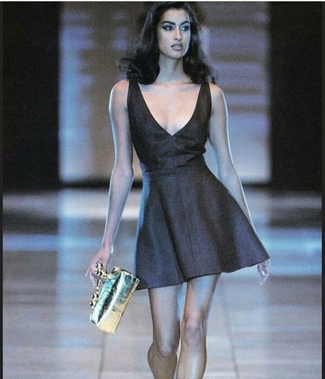 Yasmin Ghauri, Vintage Fashion 90s, Versace 90s, Yasmeen Ghauri, 90s Runway Fashion, Fashion 90s, 90s Model, Design Moda, 90s Models