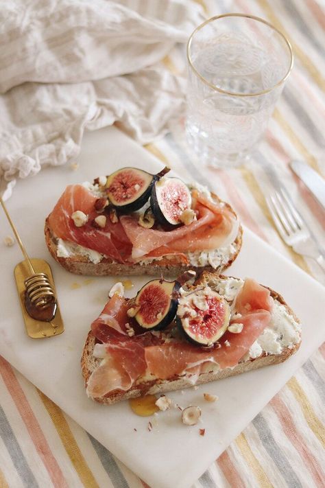 Fig and Parma Ham Toast- a delicious brunch recipe or fancy breakfast idea Fig Toast Recipe, Bistro Lunch Ideas, Beautiful Lunch Ideas, Brunch Plating Ideas, Brunch Toast Ideas, Fancy Toast Ideas, Breakfast Brunch Party Ideas, Coffee Shop Lunch Ideas, Gourmet Toast Ideas