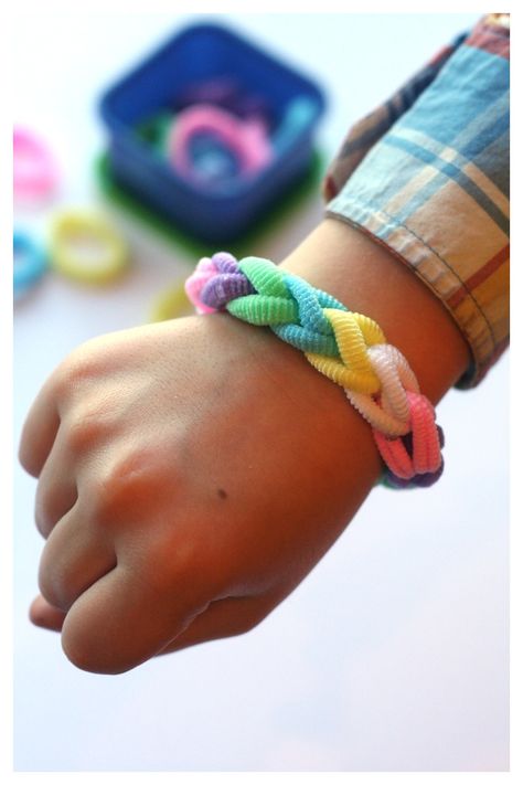 Calming Busy Bag for Busy Fingers: bracelet use rainbow loom Fidget Bracelet Diy, Crochet Fidget Toys, Sensory Diy, Diy Fidgets, Sensory Fidgets, Sensory Bracelet, Fidgets Diy, Diy Sensory Toys, Fidget Bracelet