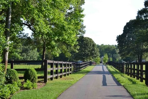 Black Farm Fencing, Large Acreage Fencing, 10 Acre Horse Farm Layout, Farm Backyard Ideas, Farm Fence Ideas Country Life, Farm Driveway, Driveway Gate Ideas, Horse Farm Layout, Farm Fences