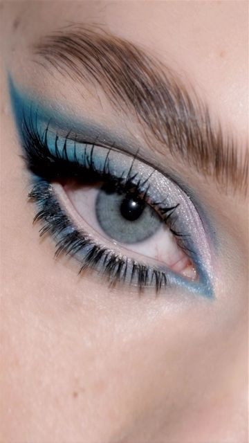 Siren Eye Makeup Blue Eyes, Blue Eyes Green Makeup, Blue Siren Eyes Makeup, Pastel Blue Eye Makeup, How To Do Blue Eyeshadow, Blue Siren Makeup, Siren Blue Eyes, Party Makeup Blue Eyes, Blue Siren Eyes